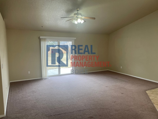 Building Photo - Move In Ready 3 Bedroom Single-Family Home...