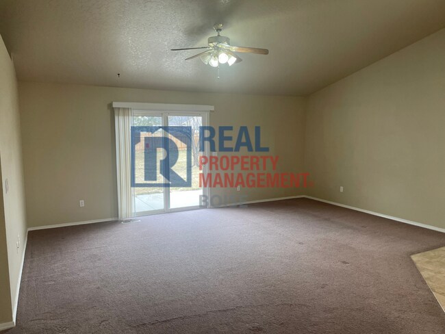 Foto del edificio - Move In Ready 3 Bedroom Single-Family Home...