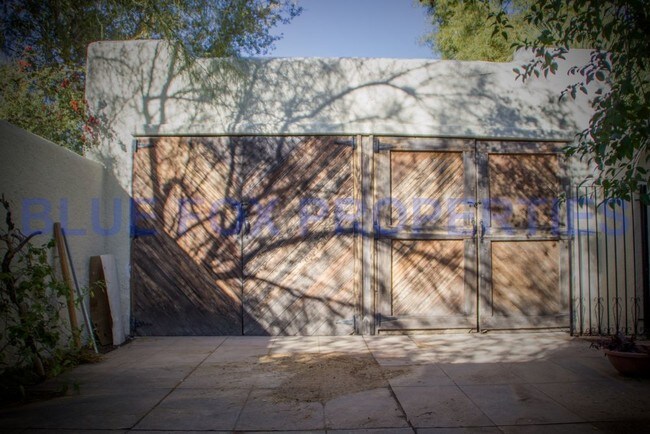 Foto del edificio - HISTORIC HOME CLOSE TO UOFA W/ POOL