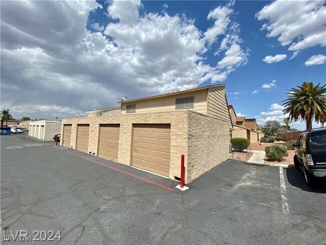 Foto del edificio - 5246 Golden Ln
