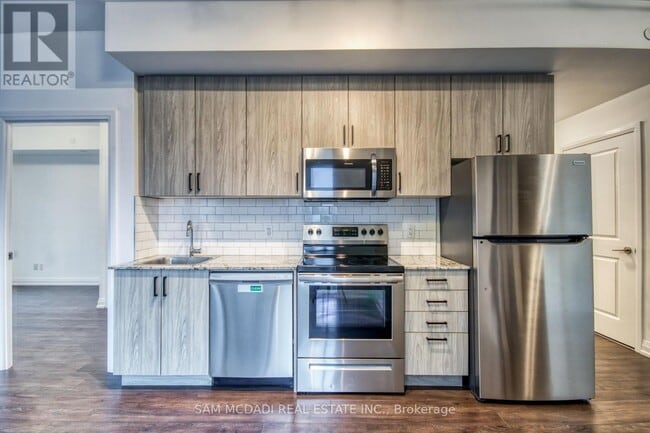 Building Photo - 10 Meadowglen Pl