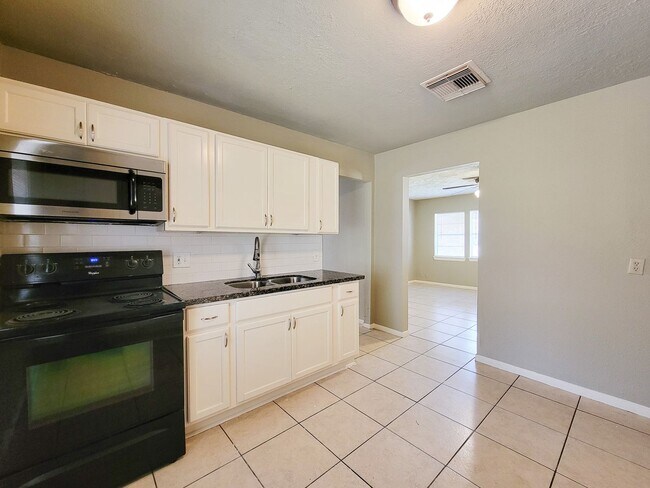 Building Photo - Nice 3 bedroom home that is conveniently situated near local stores and easy access to us 288. Th...