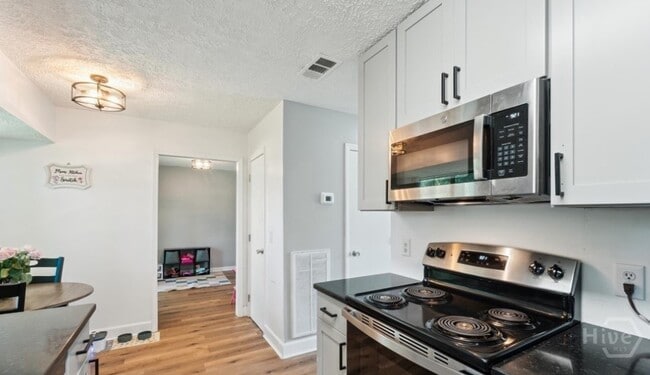 Building Photo - 520 Falcon Dr