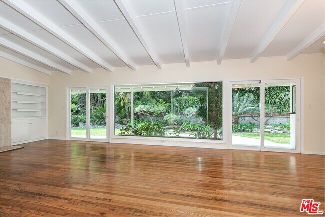 Foto del edificio - 1129 Roscomare Rd