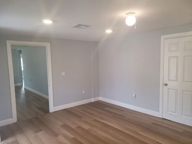 Foto del edificio - 1320 S Oleander Ave