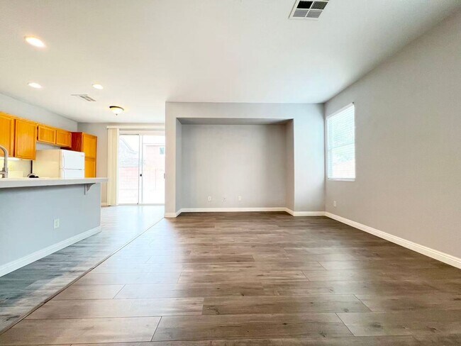 Building Photo - Spacious 4-Bed, 3-Bath Home with 3-Car Gar...