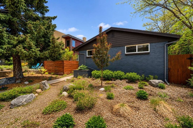 Building Photo - Beautiful 2-Bedroom Duplex with Granite Countertops & Hardwood Floors in the Heart of Denver!