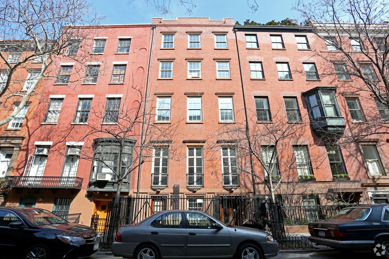 Building Photo - 21 W 10th St