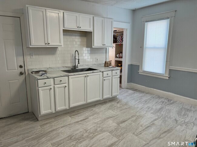 Building Photo - 62 Rowe Ave