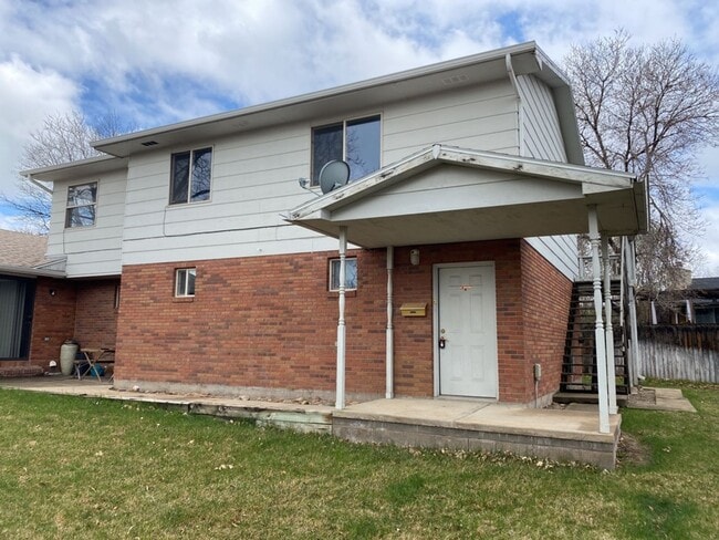 2 Bedroom 2 Bath Townhome w/ large 2 car garage - Freshly remodeled - Available Now - 2 Bedroom 2 Bath Townhome w/ large 2 car garage - Freshly remodeled - Available Now