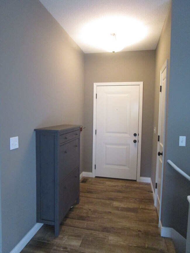 Building Photo - 4BR Single Family Home w/ Fenced Yard in S...