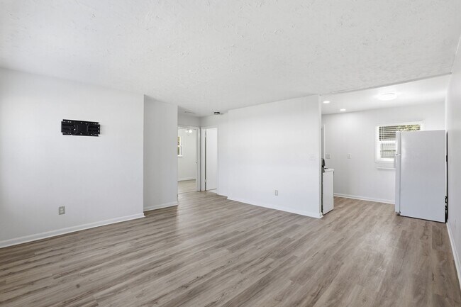 Building Photo - Prime NW Location!