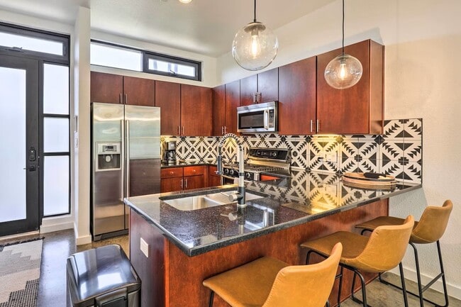 Building Photo - 2525 S Lamar Blvd