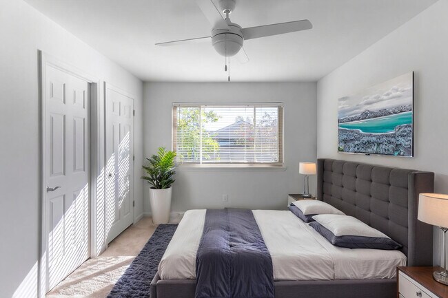 2 habitaciones, 1 baño - Dormitorio - The Pines Apartments and Townhomes