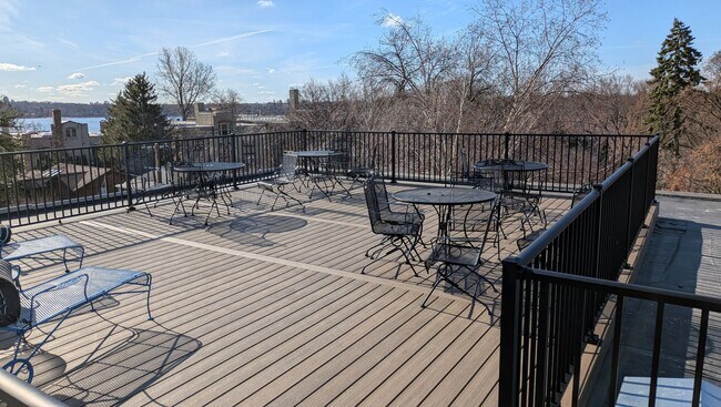 Foto del edificio - Beautuful 1 bed condo close to linden hills shopping, paths and the lakes!