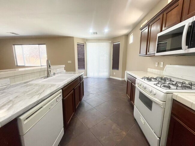 Building Photo - Spacious 3-Bed Home in Mountains Edge with...