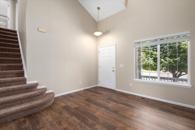 Building Photo - 9320 Cove Creek Dr