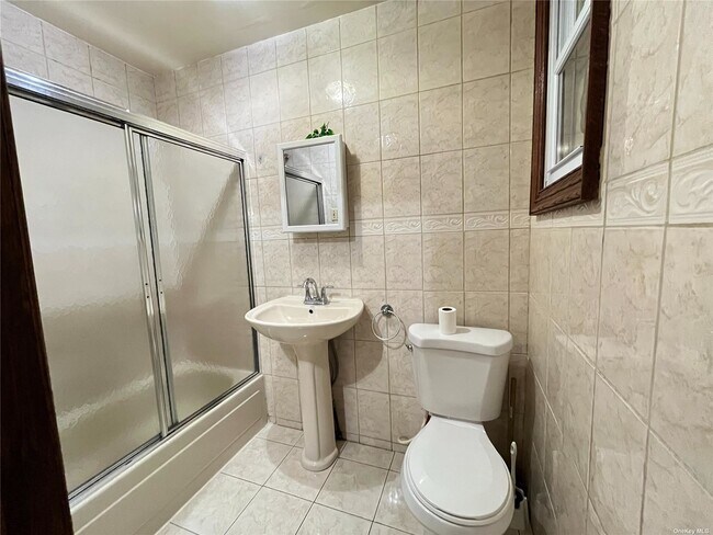 Foto del edificio - 373 Weirfield St