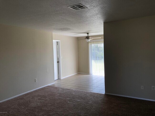 Building Photo - 3134 Edgewood Dr NE