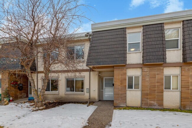 Photo du bâtiment - Glenmore Gardens Townhomes & Coachhomes