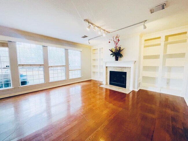 Foto del edificio - 15250 Delbarton Dr