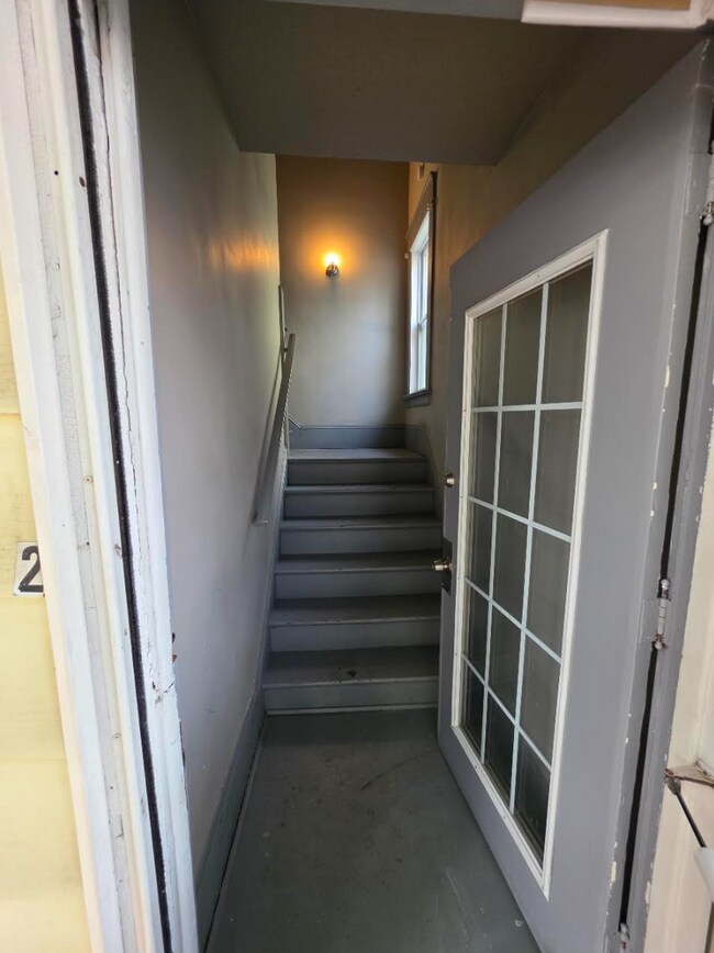 Escaleras de entrada - 930 E 26th St