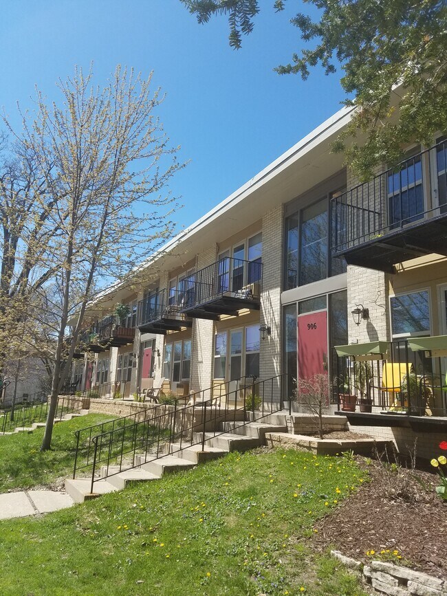 Building - 902 Jenifer St