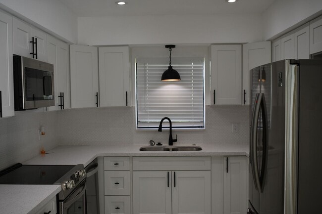 Building Photo - Beautiful home in quiet neighborhood