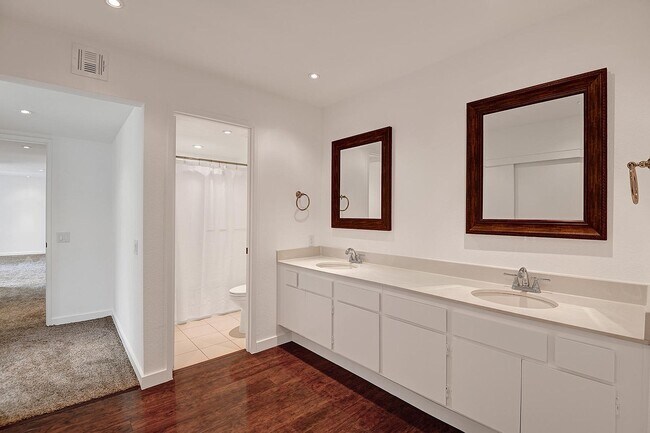 Baño principal con dos lavabos - 1895 N Vía Miraleste