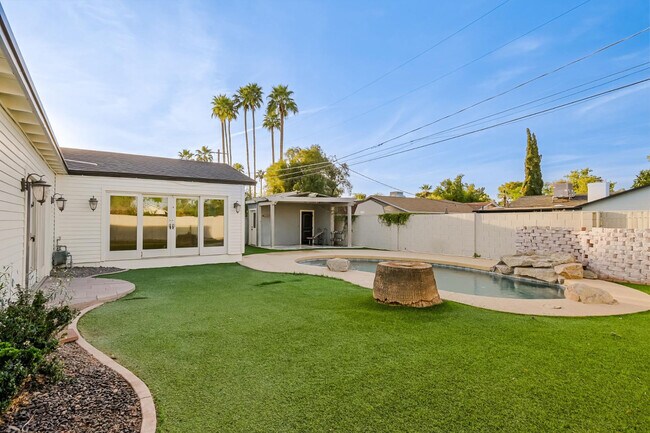 Foto del edificio - 5328 E Pinchot Ave