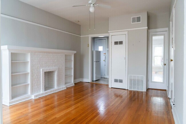 Foto del edificio - Uptown / Ravenswood - Studio - w/ Decorative Fireplace