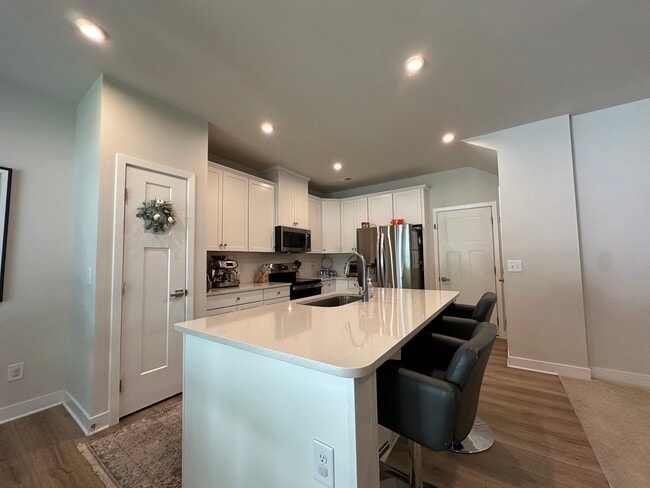 Building Photo - 1349 Crescent Ridge Dr