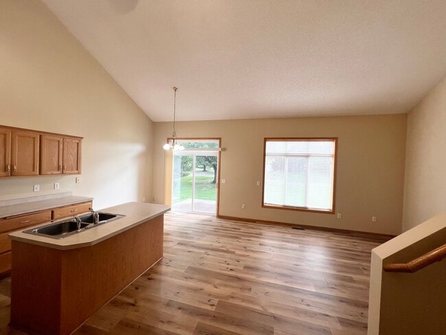 Building Photo - 2151 Cleveland Way S