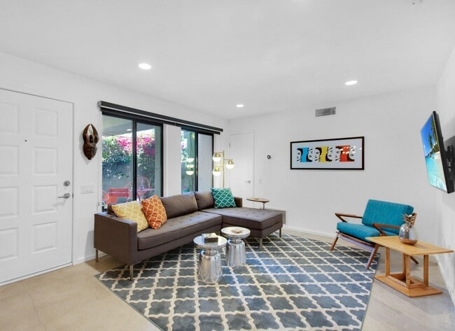 Building Photo - Stylish Ground-Floor Condo in Gated Palm S...