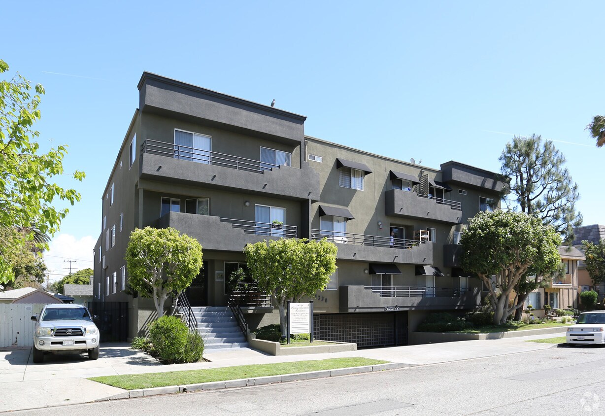 Primary Photo - 4330 McLaughlin Ave
