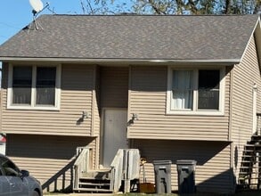 Building Photo - 1326 N Woodburn Ave