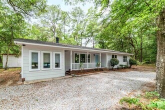 Building Photo - 1401 Twin Oaks Dr