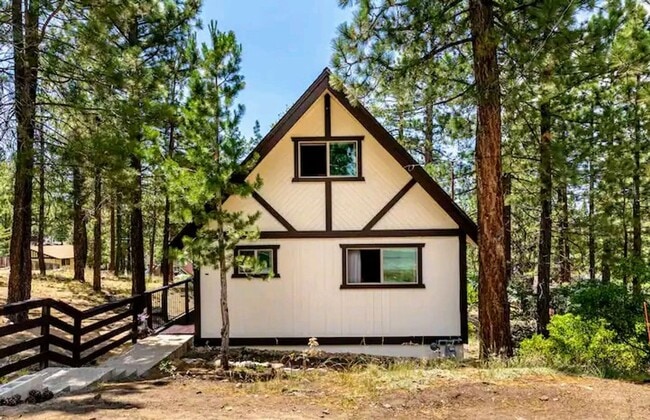 Building Photo - Serene Lakeview Cabin