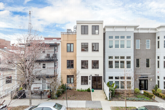 Building Photo - 756 Park Rd NW