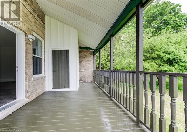 Photo du bâtiment - 826396 Township Rd 8