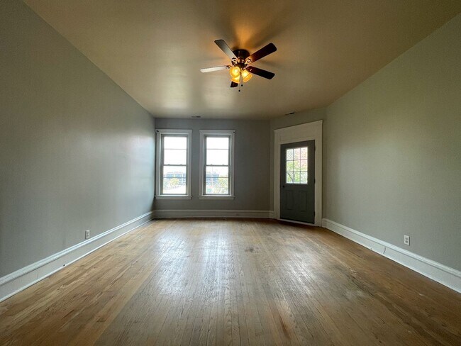 Building Photo - 4124 N Clarendon Ave