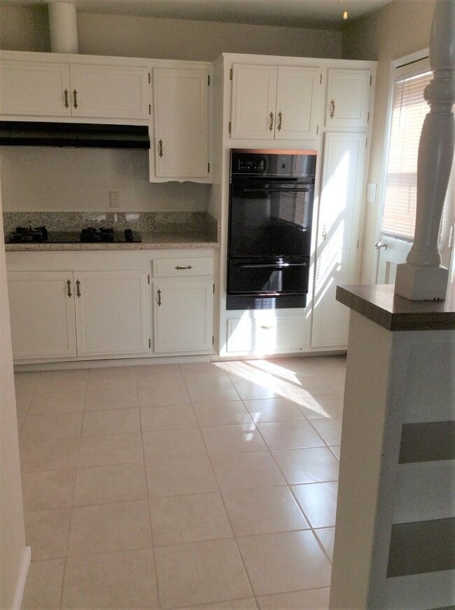 Building Photo - 4 Bedroom 1.75 Bathroom in Riverside