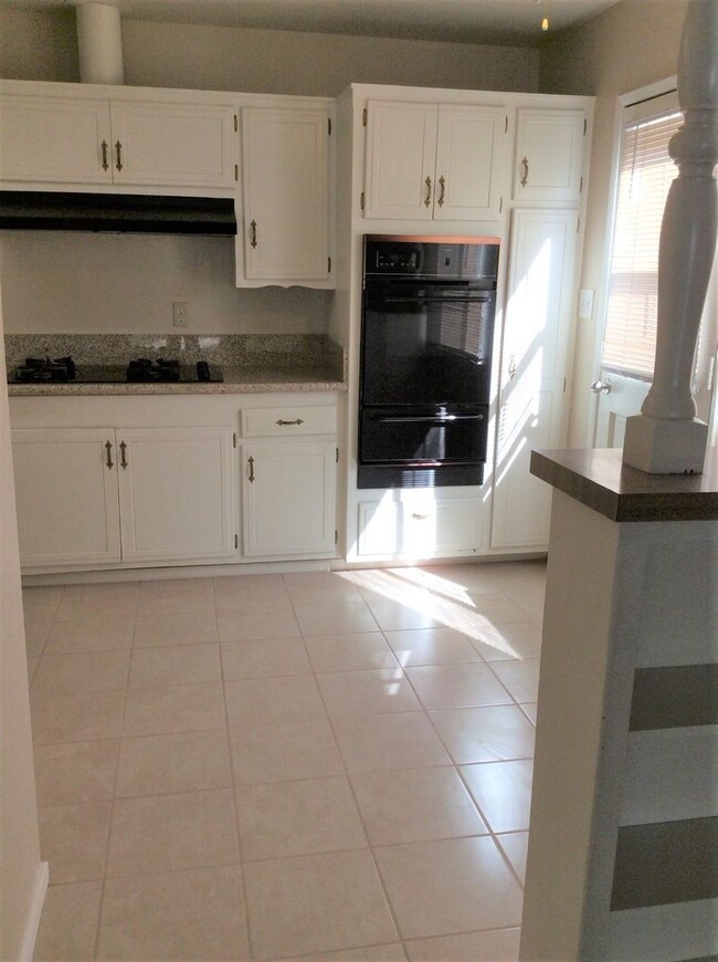 Foto del edificio - 4 Bedroom 1.75 Bathroom in Riverside