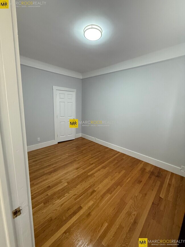 Building Photo - 589 Beacon St