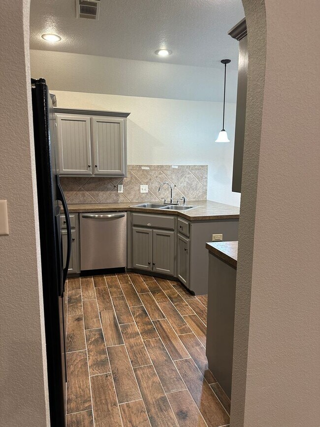 Foto del edificio - $2,200.00 Move-in-Special