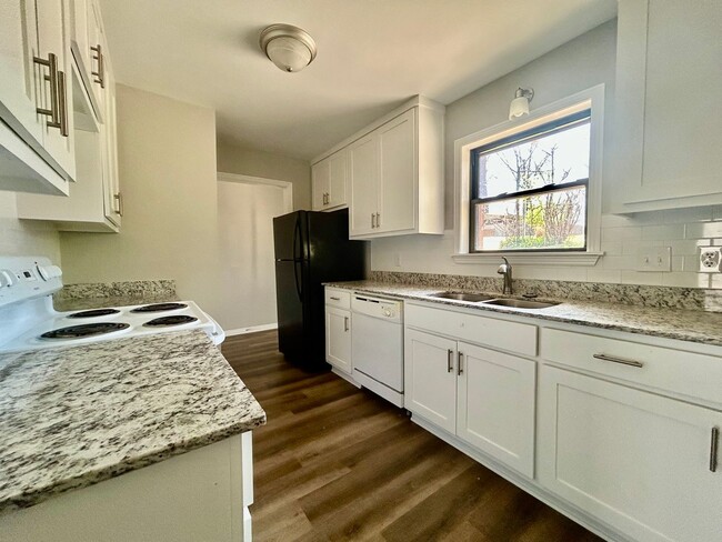 Building Photo - Cozy 2-Bedroom, 1.5 -Bathroom Home! Plus C...