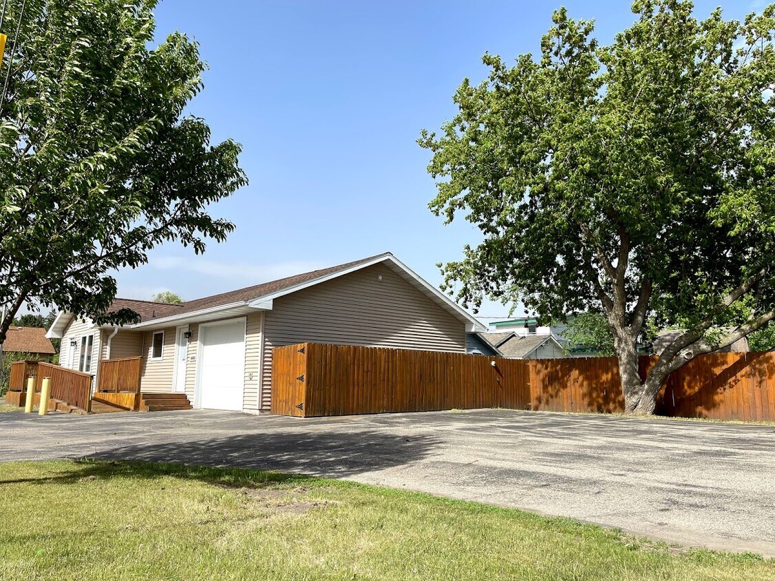 Primary Photo - 414 1st St W