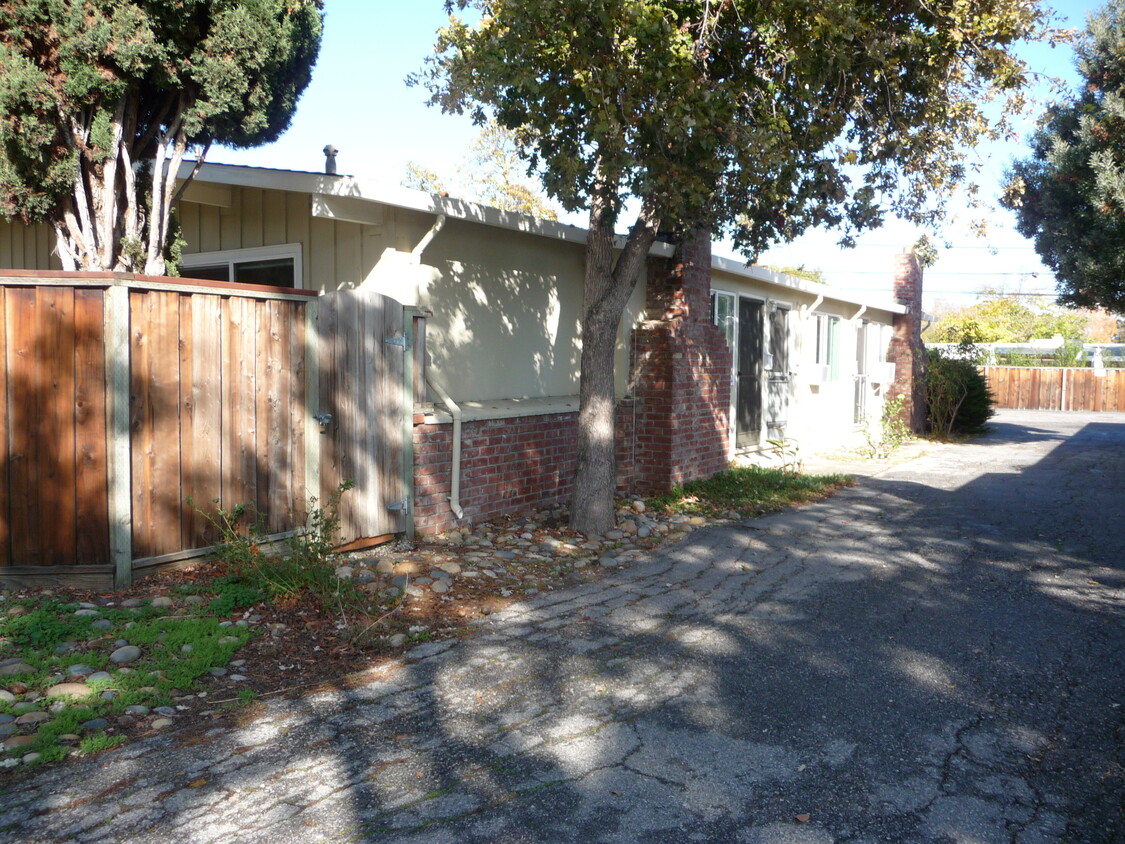 Front view of the building - 3213 Alma St