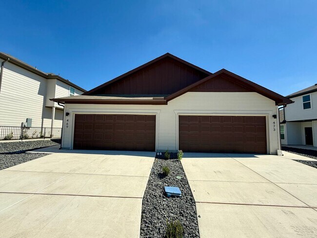 Building Photo - Want luxury living in the Far West ...Look...