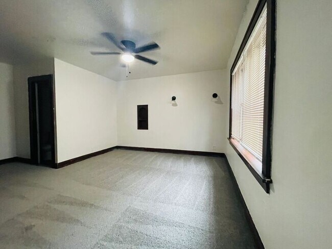 Foto del edificio - 701 W Maple Ave